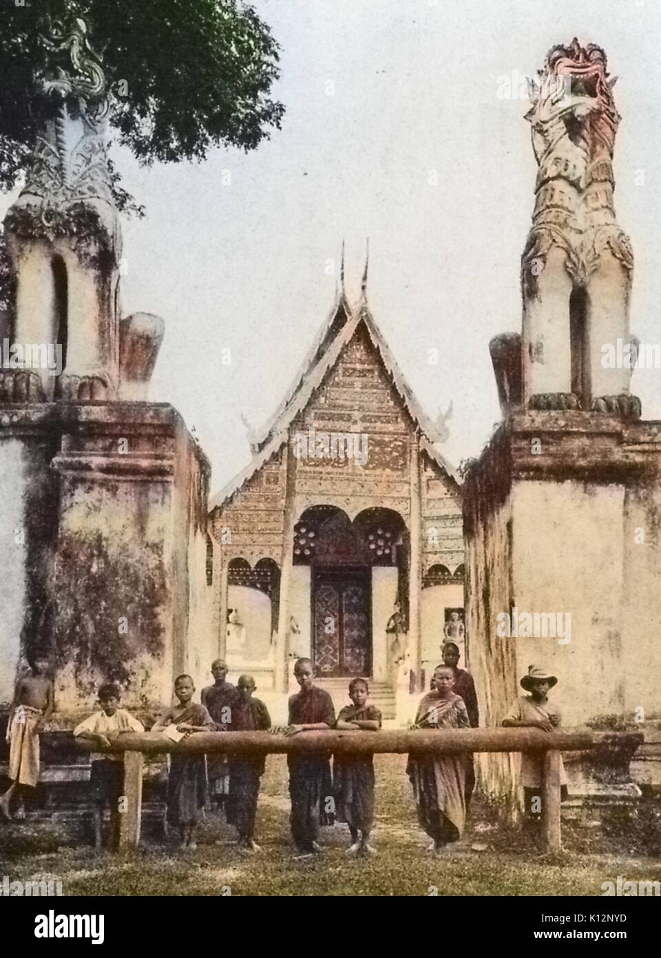 Eingang zum Gelände des Wat Phra Sing Tempel, Chieng Mai, Thailand, 1922. Hinweis: Das Bild hat digital über ein modernes Prozess eingefärbt worden. Farben möglicherweise nicht sein - genau. Stockfoto