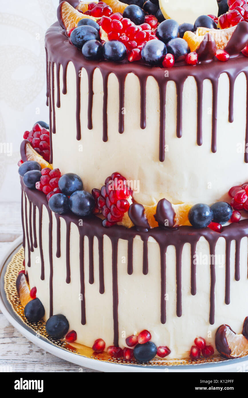 Multi-tiered Kuchen mit Früchten und Schokolade Stockfoto