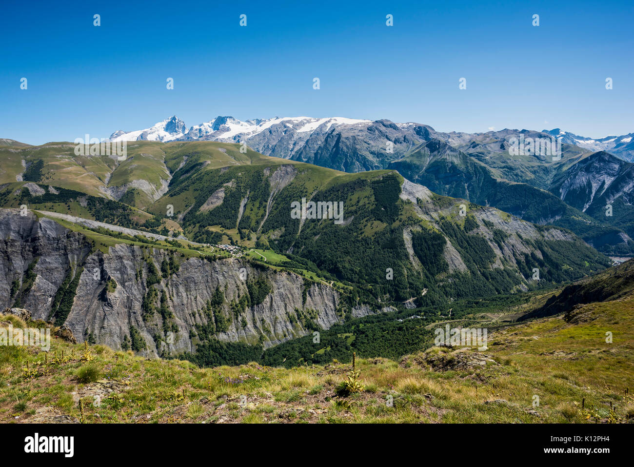 Panoramasicht auf das Ferrand-Tal mit DEM GLETSCHER LA MEIJE im Hintergrund und den beiden Dörfern Besse und Clavans-Enhaut, Isere, Frankreich, Europa Stockfoto