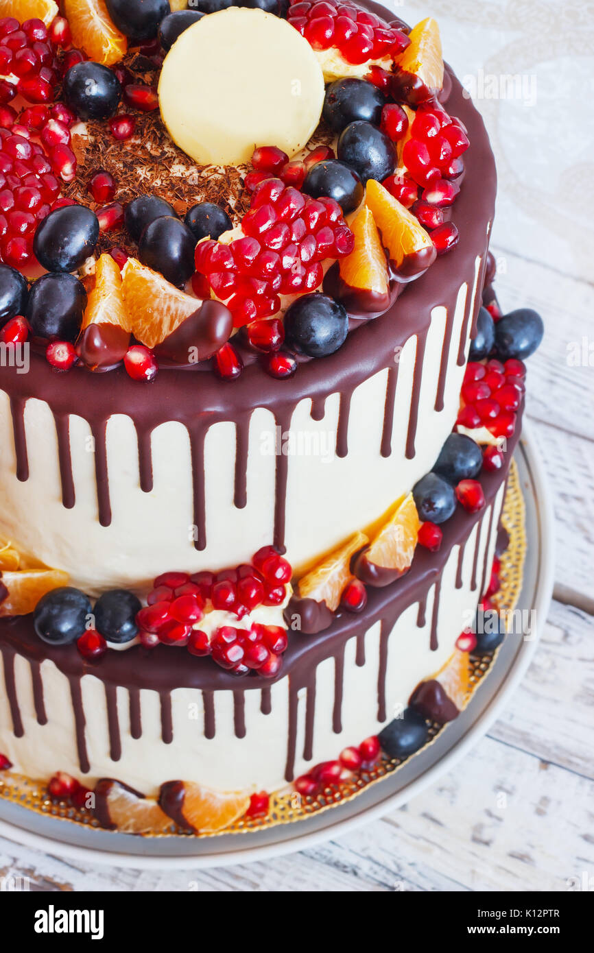 Multi-tiered Kuchen mit Früchten und Schokolade Stockfoto