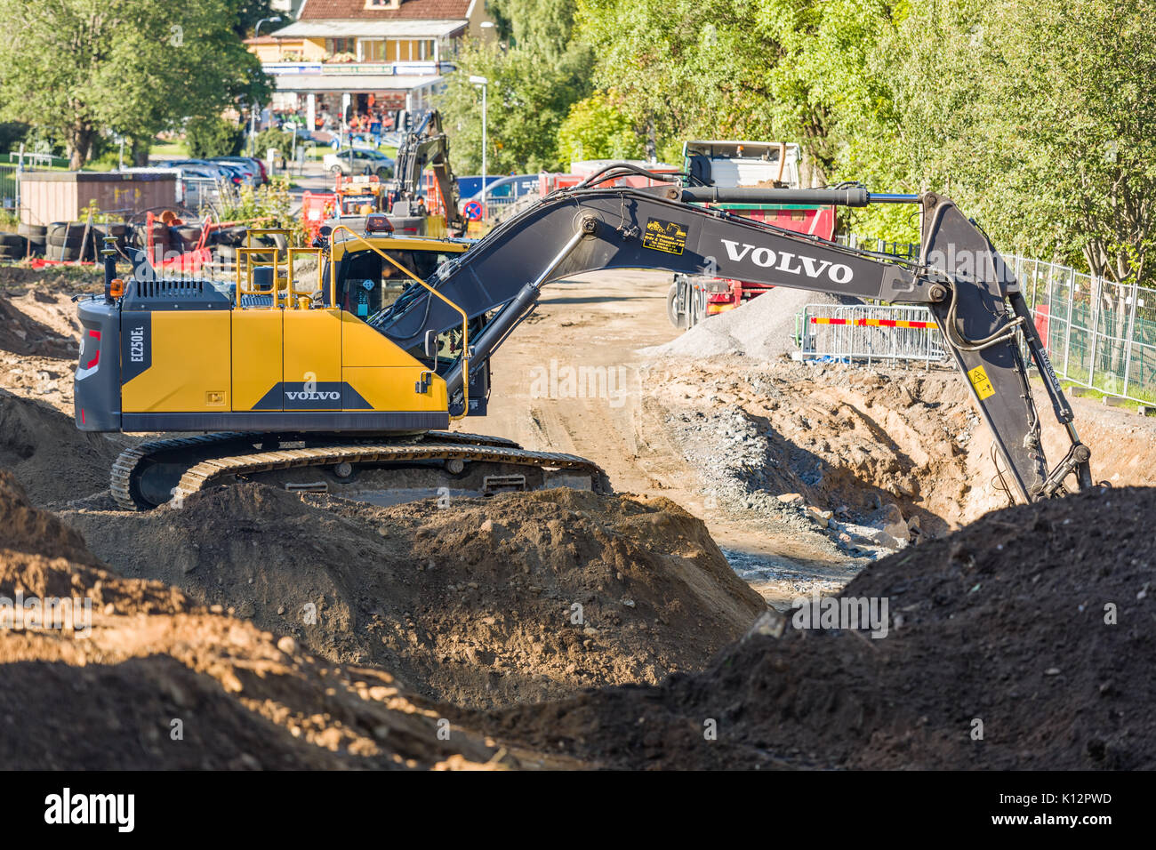 Heavy Duty Volvo EC 250 EL Bagger graben und Stapel von mutterboden an der Baustelle vor Bau Model Release: Nein Property Release: Nein. Stockfoto