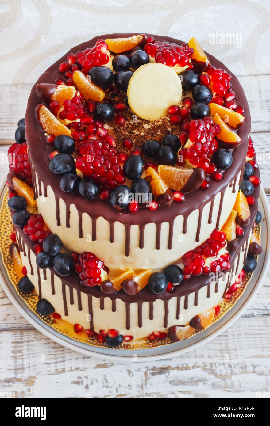 Multi-tiered Kuchen mit Früchten und Schokolade Stockfoto