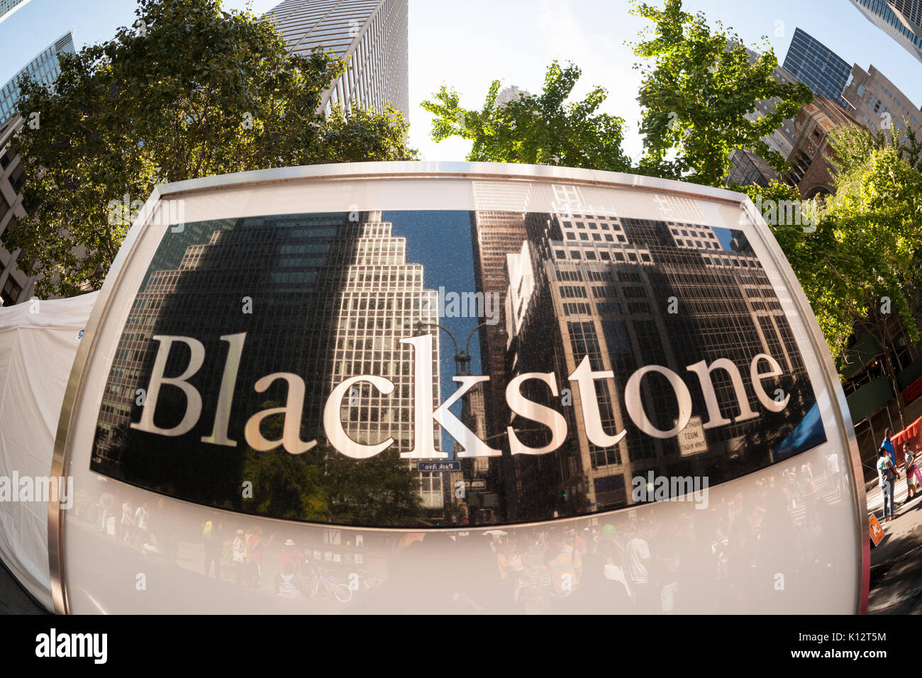 Die 'Tombstone' außerhalb von 345 Park Avenue in New York kündigt an, dass sie sich der NY Hauptsitz der Blackstone Finanzdienstleister, am Samstag, 19. August 2017. Blackstone ist weltweit einer der grössten Private-Equity-Investmentfirmen der Welt. (© Richard B. Levine) Stockfoto