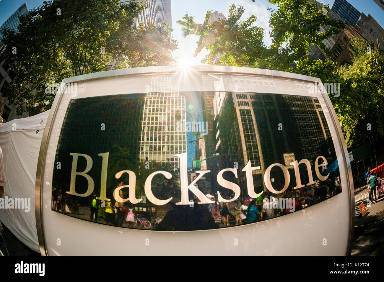 Die 'Tombstone' außerhalb von 345 Park Avenue in New York kündigt an, dass sie sich der NY Hauptsitz der Blackstone Finanzdienstleister, am Samstag, 19. August 2017. Blackstone ist weltweit einer der grössten Private-Equity-Investmentfirmen der Welt. (© Richard B. Levine) Stockfoto