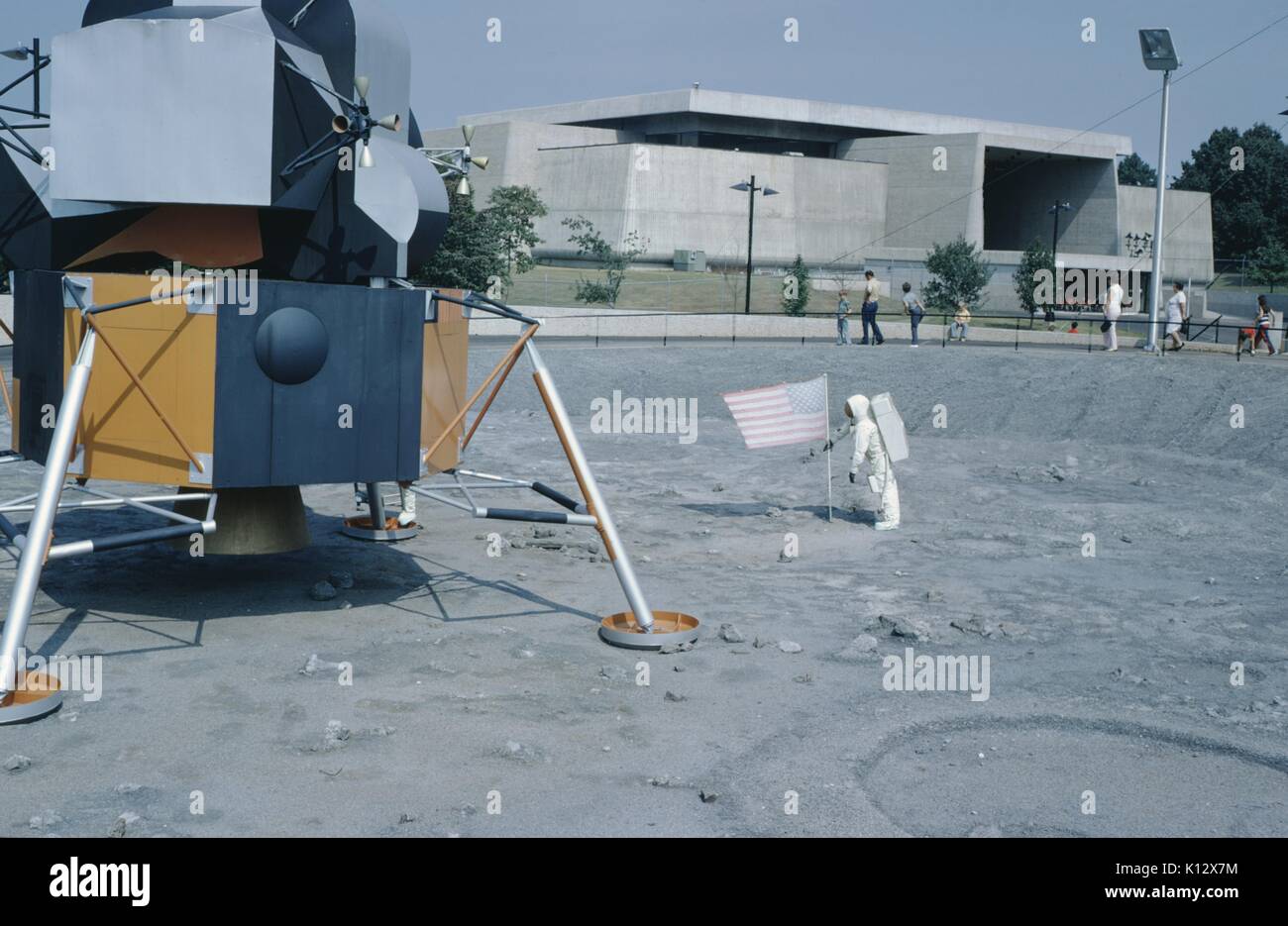 Replik von Moon Lander Raumfahrzeug in eine Replik Krater, mit dem Modell von Neil Armstrong einpflanzen amerikanische Flagge auf dem US Space und Rocket Center, Huntsville, Alabama, Huntsville, Alabama, 1966. Stockfoto