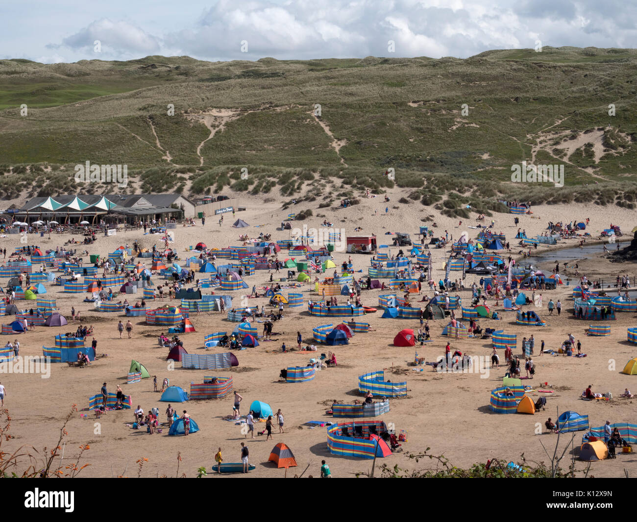 Überfüllten Strand Szene in Perranporth Beach, Cornwall, England, Großbritannien Stockfoto