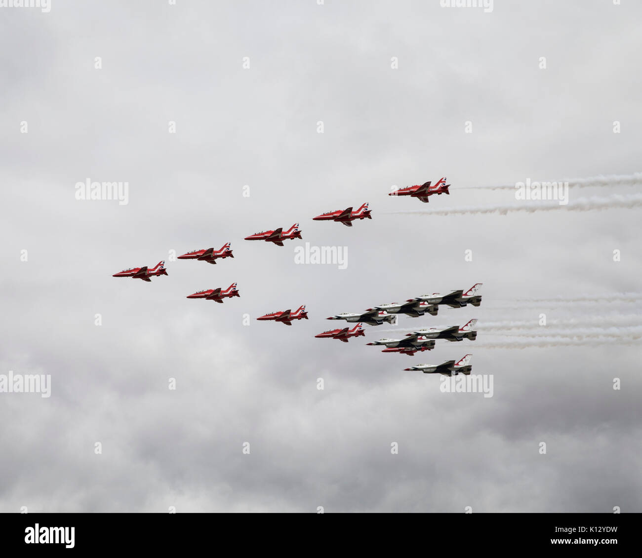 Die USAF Bildung aerobatic Team, den Thunderbirds, öffnen Sie die 2017 Royal International Air Tattoo durch das fliegen in Formation mit dem RAF Red Arrows Stockfoto