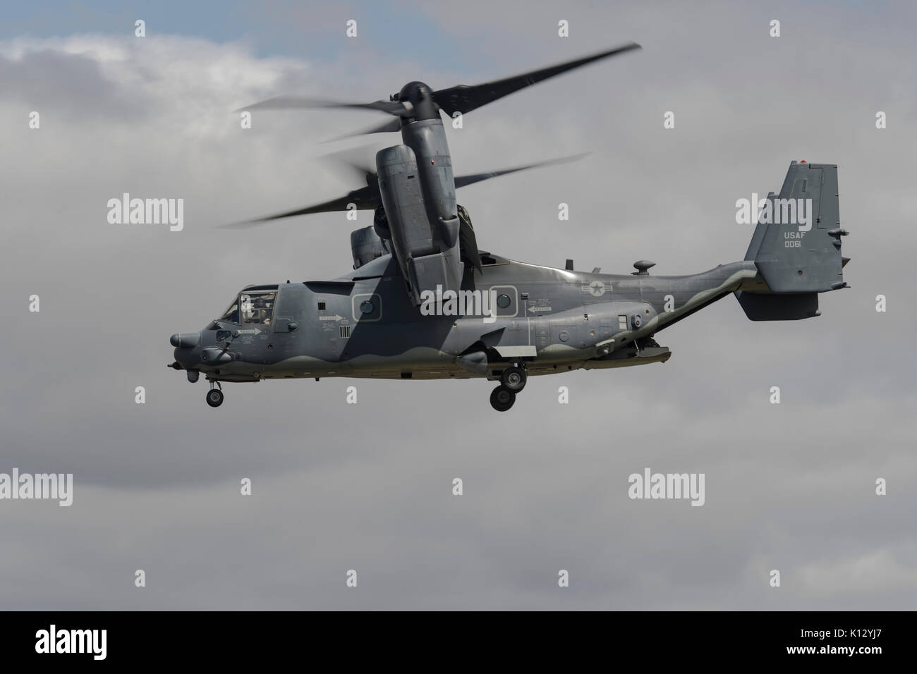 USAF Boeing V-22 Osprey Kipprotor-flugzeug am 2017 Royal International Air Tattoo fliegen Stockfoto