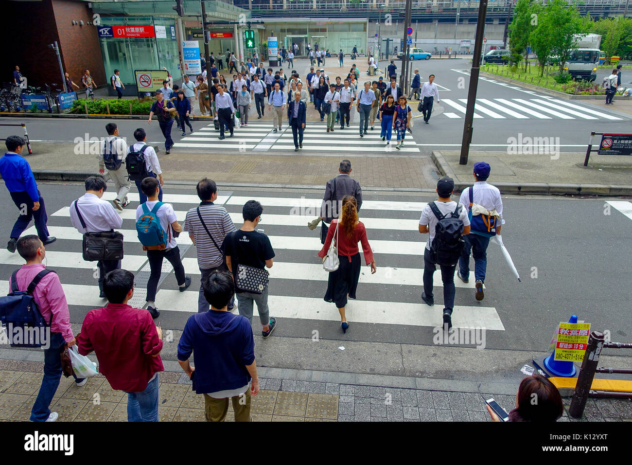 Tokio, Japan-28 Jun 2017: Nicht identifizierte Personen Überqueren der Straße durch Zebra in der elektrischen Stadt Akihabara in Tokio Stockfoto