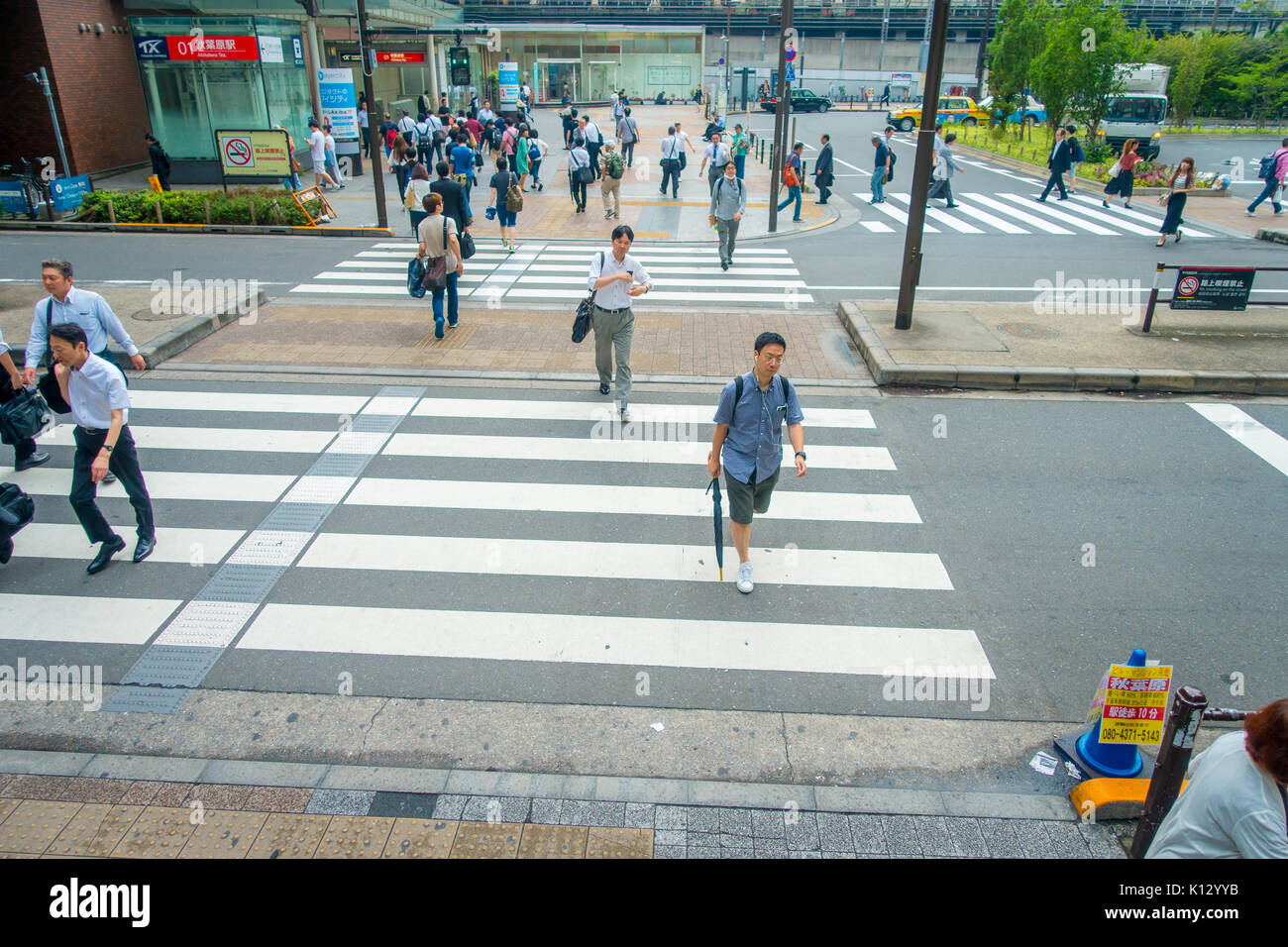 Tokio, Japan-28 Jun 2017: Nicht identifizierte Personen Überqueren der Straße durch Zebra in der elektrischen Stadt Akihabara in Tokio Stockfoto