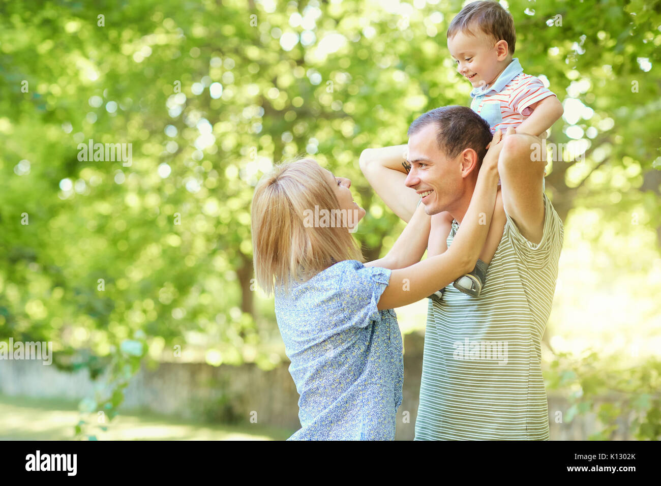 Glückliche junge Familie Wandern im Sommer. Stockfoto