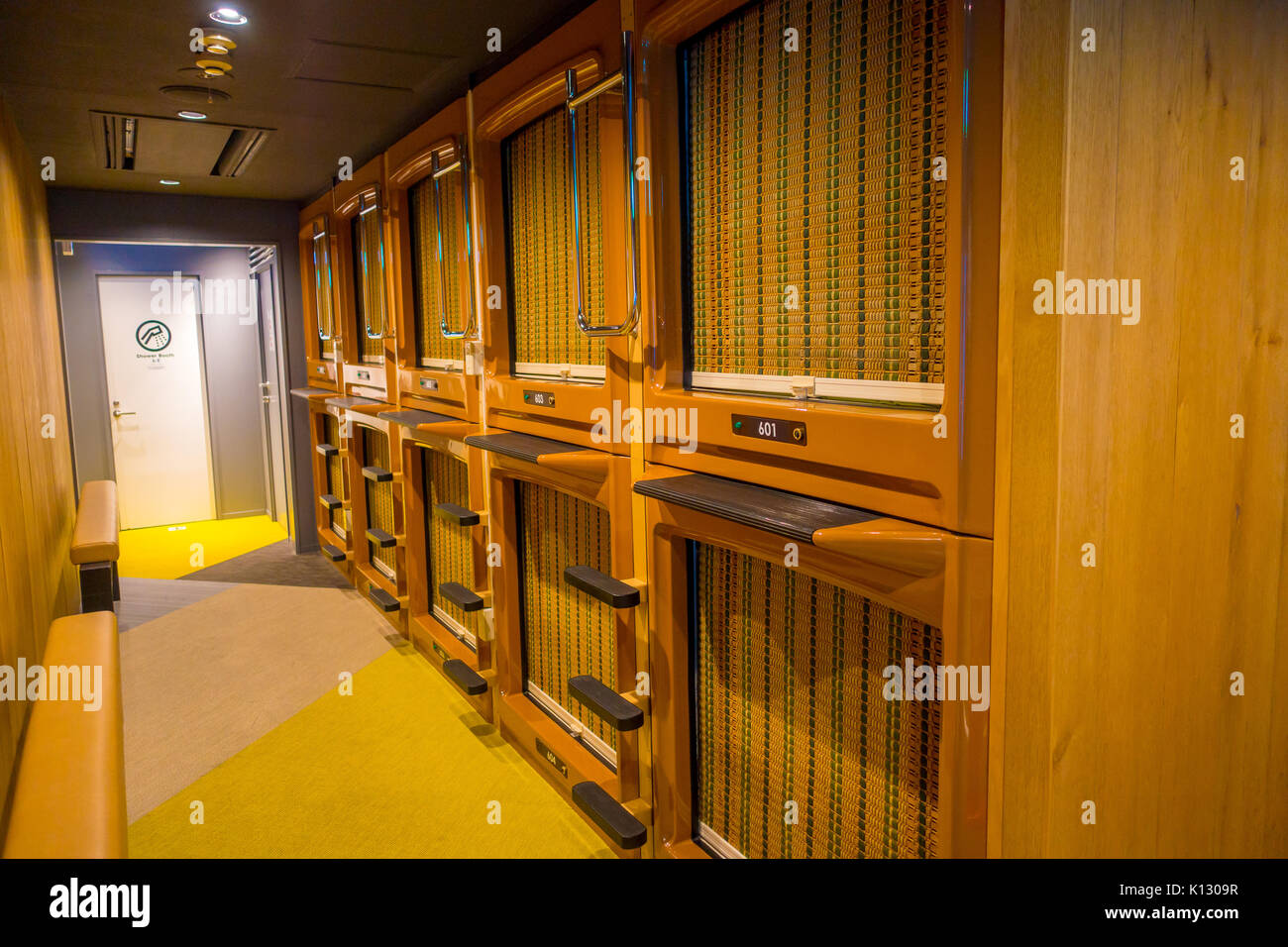 Tokio, Japan, 28. Juni - 2017: Innenansicht der Capsule Hotel im Stadtzentrum. Kapsel Hotels sind günstiger Strukturen sehr berühmt in Tokio Stockfoto