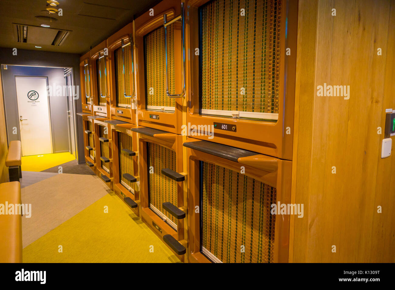 Tokio, Japan, 28. Juni - 2017: Innenansicht der Capsule Hotel im Stadtzentrum. Kapsel Hotels sind günstiger Strukturen sehr berühmt in Tokio Stockfoto