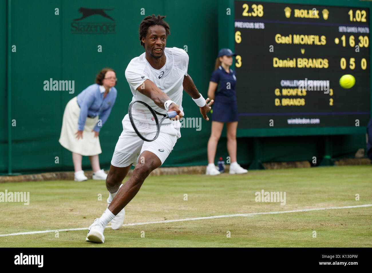 Gael Monfils von Frankreich in Aktion bei den Herren Singles - Wimbledon Championships 2017 Stockfoto