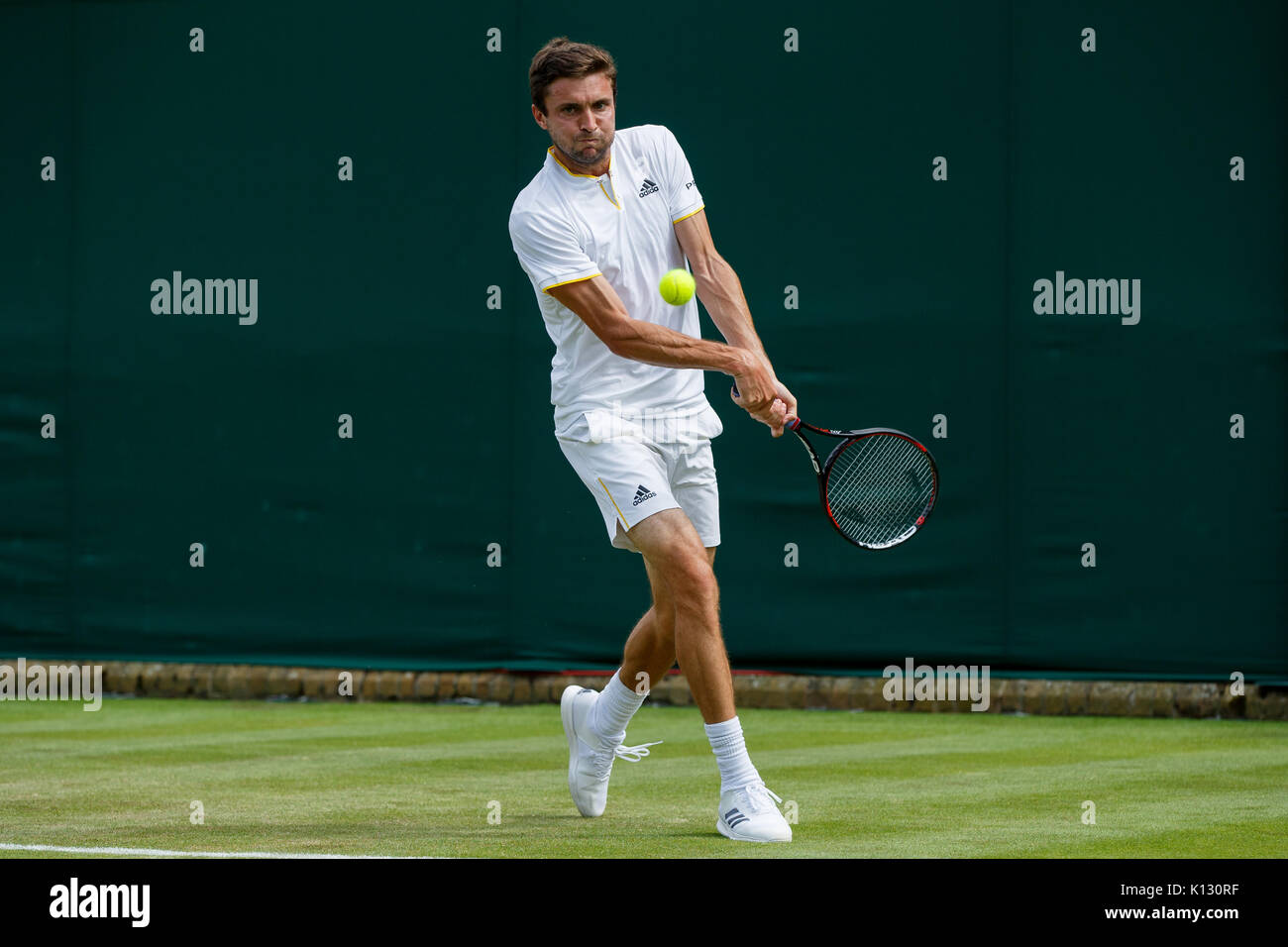 Gilles Simon von Frankreich in Aktion bei den Herren Singles - Wimbledon Championships 2017 Stockfoto