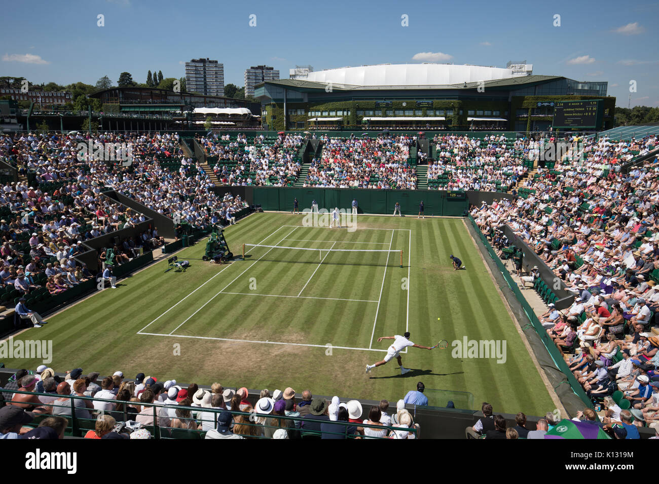 Allgemeine Ansicht des Gerichtshofes 2 mit Simone BOLELLI und Jo-Wilfred Tsonga in Aktion bei den Herren Singles - Wimbledon Championships 2017 Stockfoto