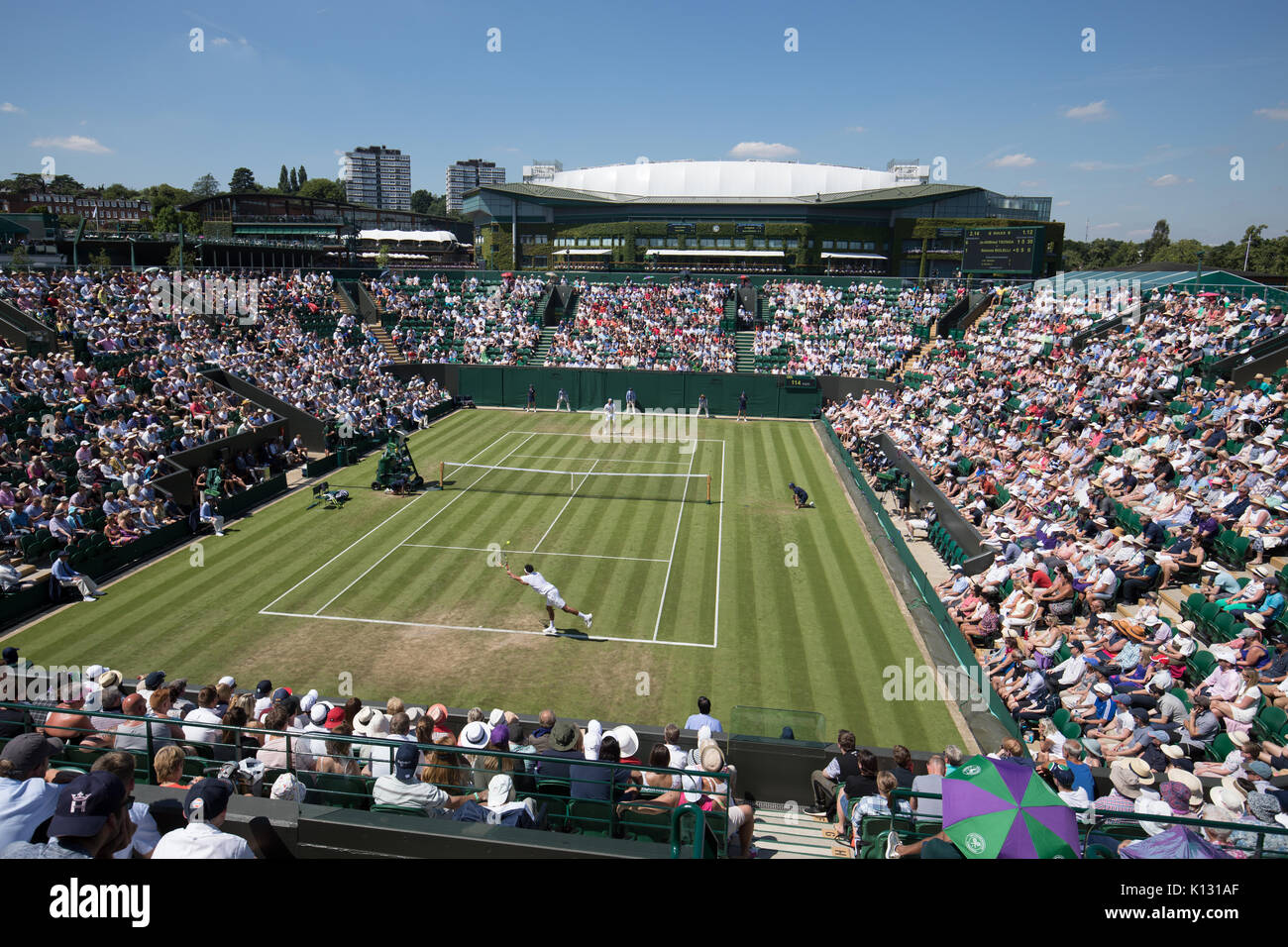Allgemeine Ansicht des Gerichtshofes 2 mit Simone BOLELLI und Jo-Wilfred Tsonga in Aktion bei den Herren Singles - Wimbledon Championships 2017 Stockfoto