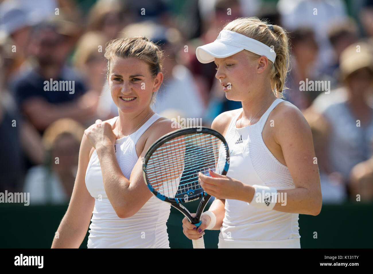 Harriet Dart und Katy Dunne von GB in Aktion im Damen Doppel - Wimbledon Championships 2017 Stockfoto