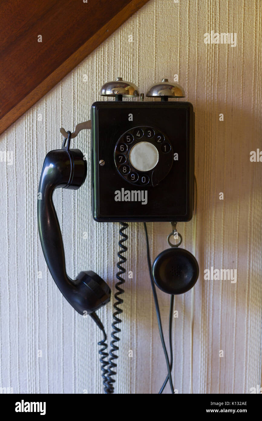 Altmodisches Schwarzes Telefon Das An Der Weissen Wand Hangt Stockfotos Und Bilder Kaufen Alamy