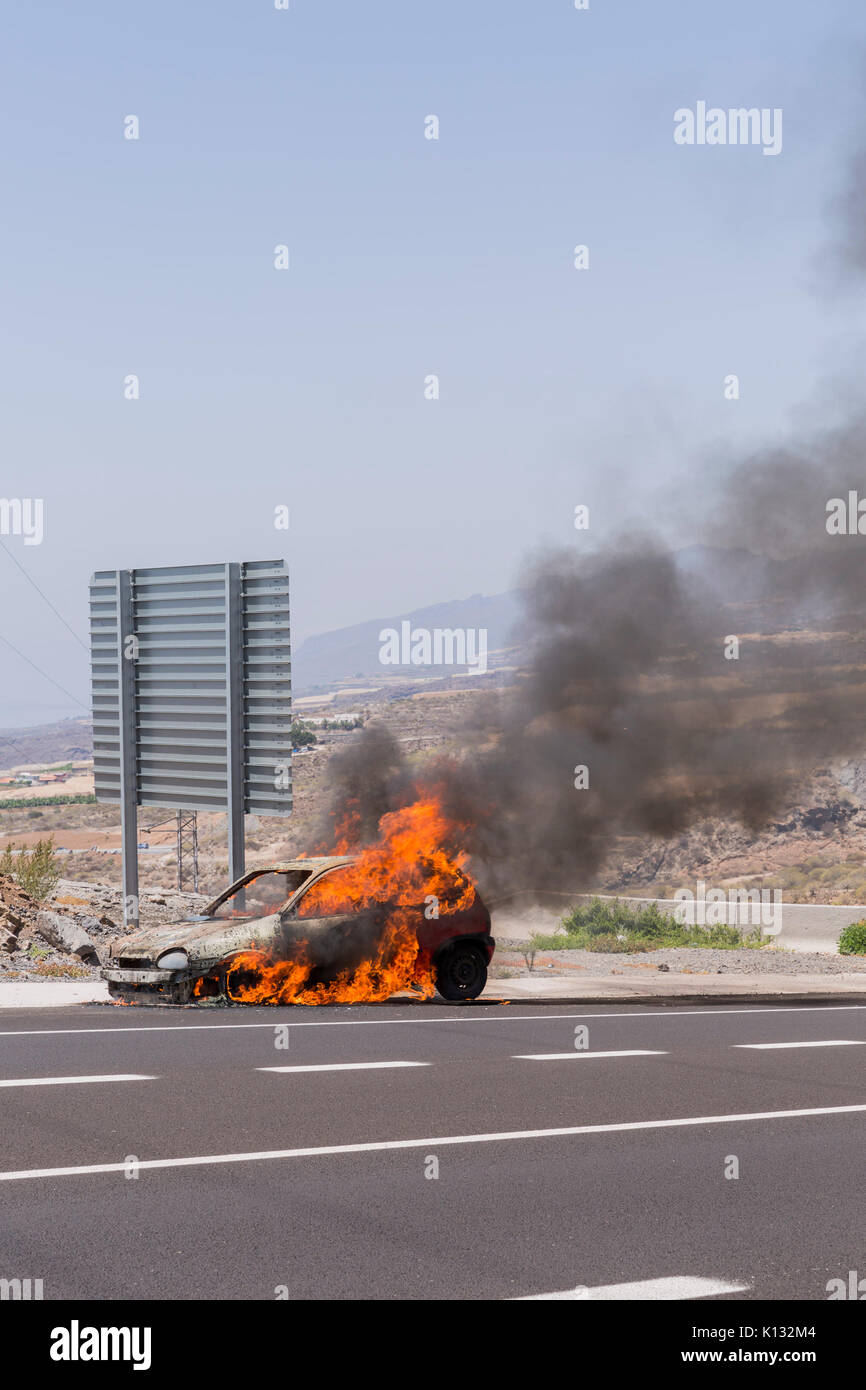 Opel Corsa Auto in Brand am Straßenrand Stockfoto