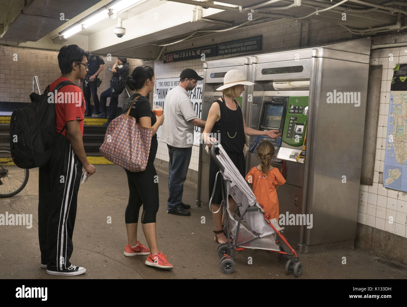 Menschen säumten am Union Square U-Bahnstation Metrocards aus Automaten zu kaufen. New York City. Stockfoto