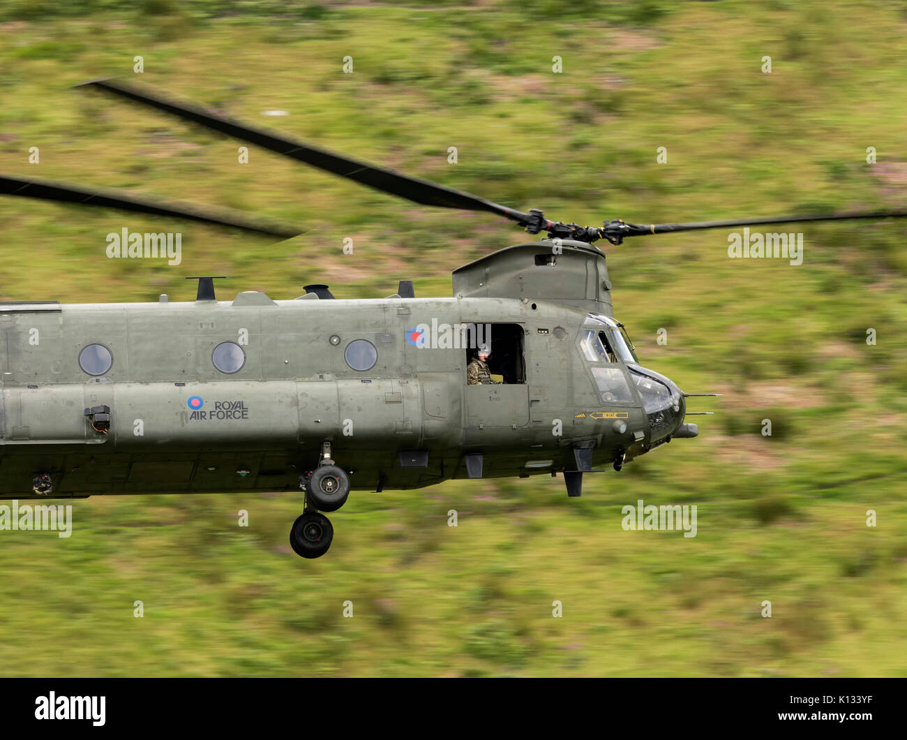 RAF Chinook ZA710 auf einer niedrigen Ebene Ausbildung Flug in die Mach Loop, Niedrig fliegende Bereich 7, Stockfoto