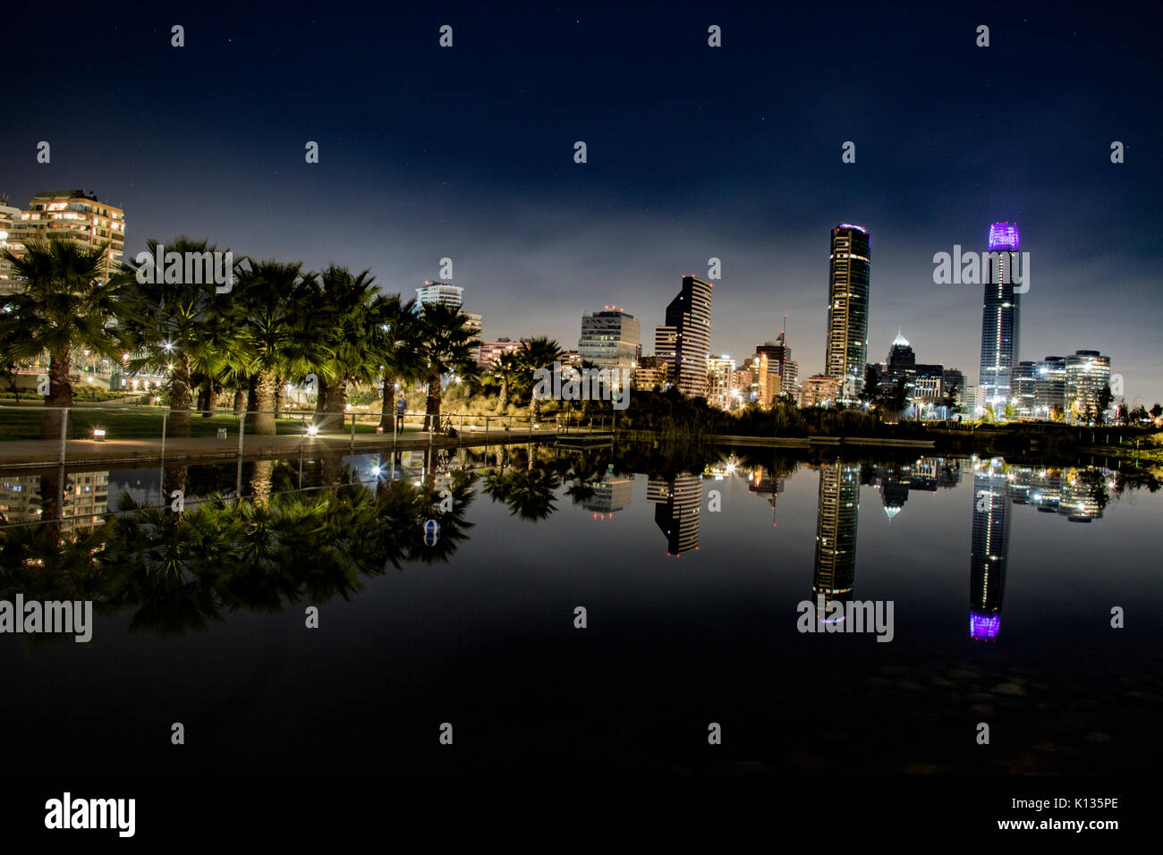 Santiago, Chile Skyline bei Nacht vom Parque Bicentenario. Stockfoto