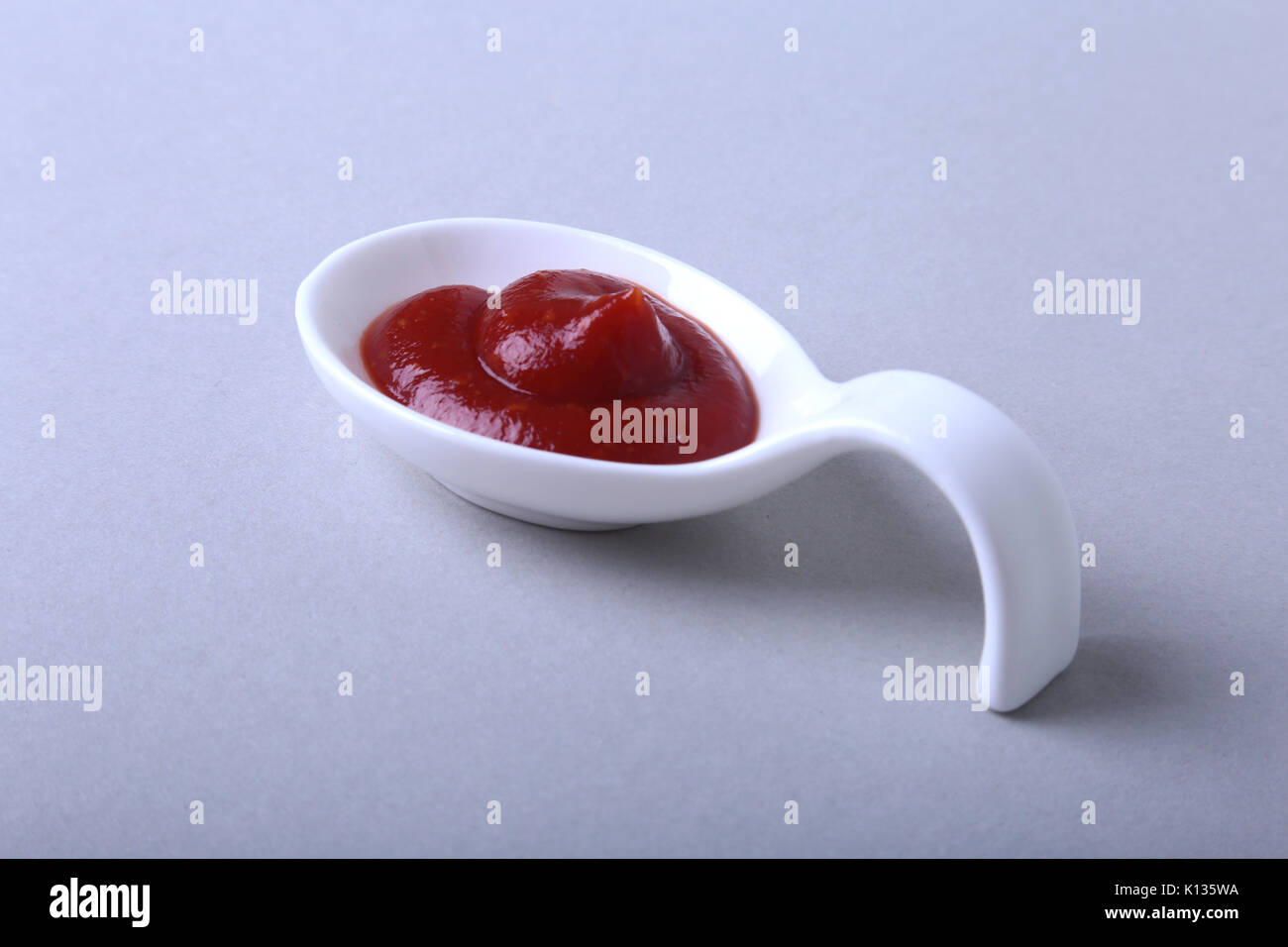 Weißes Porzellan Schüssel mit Ketchup oder Tomatensauce auf weißem Hintergrund. Stockfoto