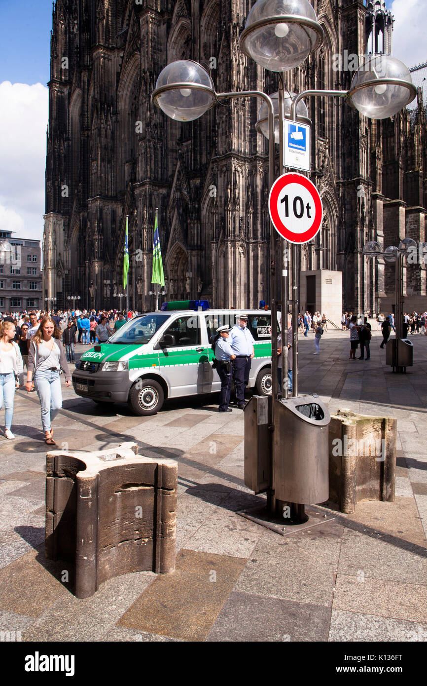 Deutschland, Köln, historischen Teile der Kathedrale als Sicherheitsmaßnahme gegen terroristische Angriffe sind die Menschen, die rund um die Kathedrale zu schützen. Stockfoto