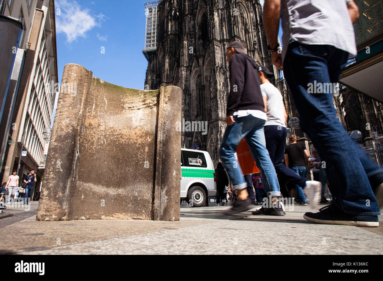 Deutschland, Köln, historischen Teile der Kathedrale als Sicherheitsmaßnahme gegen terroristische Angriffe sind die Menschen, die rund um die Kathedrale zu schützen. Stockfoto