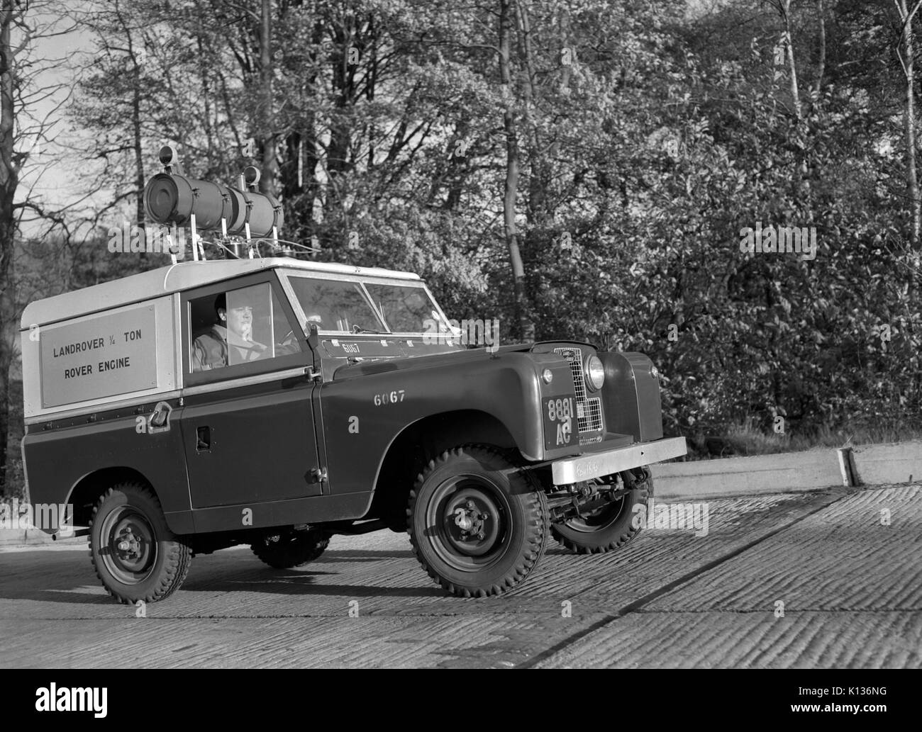 Christopher Soames, der Staatssekretär für Krieg, treibt ein Land Rover auf einem steilen Gefälle in den Kampffahrzeugen Forschung und Entwicklung Einrichtung in Chertsey, Surrey, als die britische Entwicklung der multi-Kraftstoff Motor wurde auf zeigen. Stockfoto