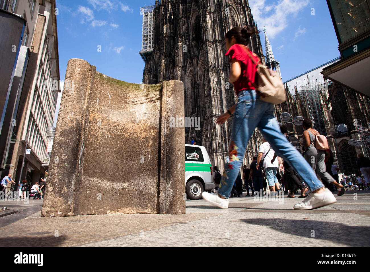 Deutschland, Köln, historischen Teile der Kathedrale als Sicherheitsmaßnahme gegen terroristische Angriffe sind die Menschen, die rund um die Kathedrale zu schützen. Stockfoto