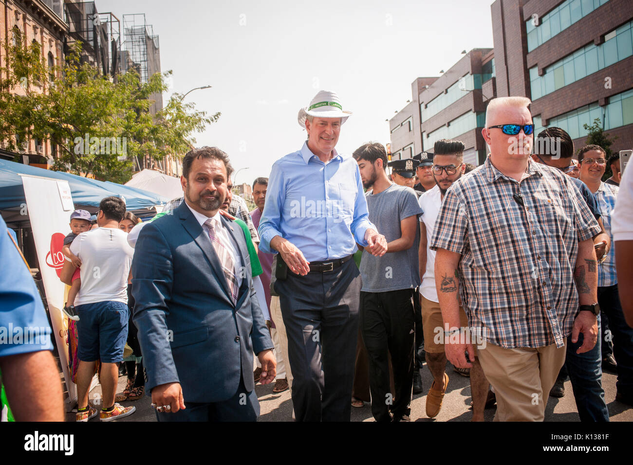 New York City Bürgermeister Bill De Blasio grüßt Unterstützer an der pakistanischen Unabhängigkeitstag Mela und Festival auf Coney Island Avenue in Brooklyn in New York am Sonntag, 20. August 2017. (© Richard B. Levine) Stockfoto