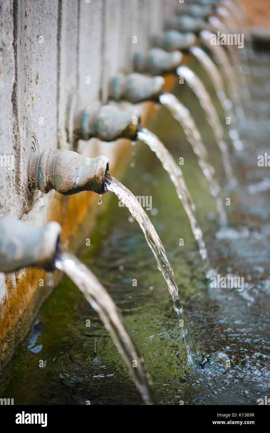 Wasser aus einer Leitung von Vasen der reinen Quellen Stockfoto