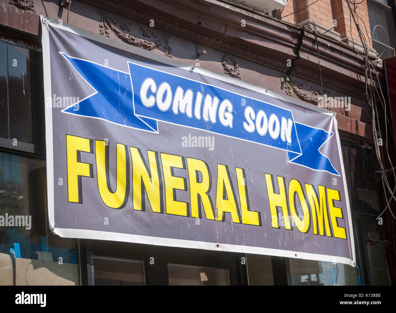 Ein Zeichen auf ein Schaufenster in Brooklyn in New York kündigt die bevorstehende Ankunft von einer Beerdigung zu Hause, am Sonntag, 20. August 2017. (© Richard B. Levine) Stockfoto