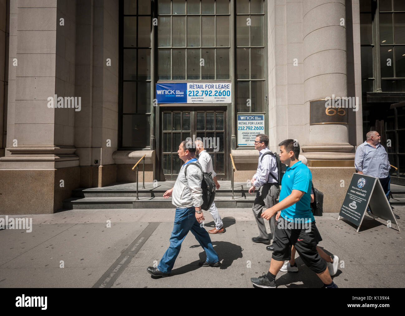 Freie Verkaufsflächen in Lower Manhattan in New York am Donnerstag, 17. August 2017. Fragen mieten für Prime Erdgeschoss Einzelhandel gesunken als Einzelhändler warten, bis Sie ein Schnäppchen bekommen können. (© Richard B. Levine) Stockfoto