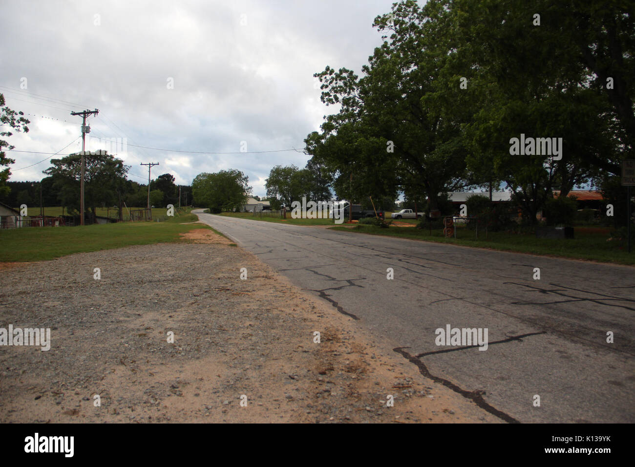Ein Foto, das im Mai 2017 von der Apalachee Road im Morgan County, Georgia, aufgenommen wurde und die ländliche Landschaft und die Straßeninfrastruktur zeigt. Stockfoto