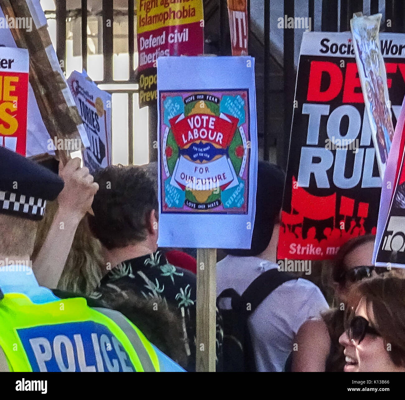 Anti-DUP Protest in der Downing Street (34834155500) (7/8-1) Stockfoto