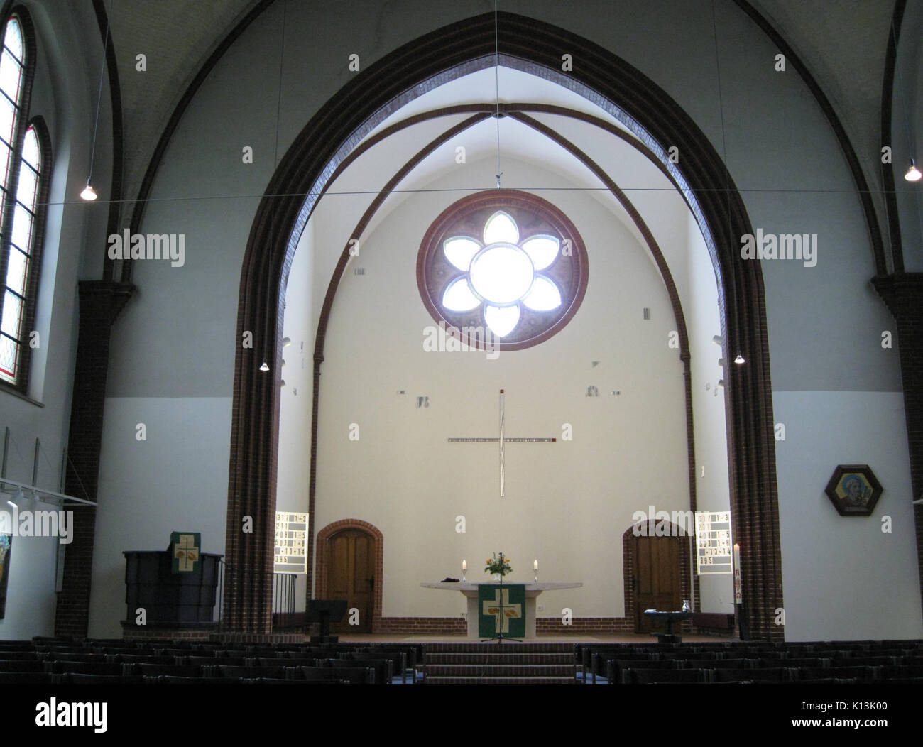 Der Altar der Peterskirche, eine bedeutende religiöse Stätte, ist ein bedeutendes Werk der Kunst und Architektur, das die historische und spirituelle Bedeutung der Kirche widerspiegelt. Stockfoto