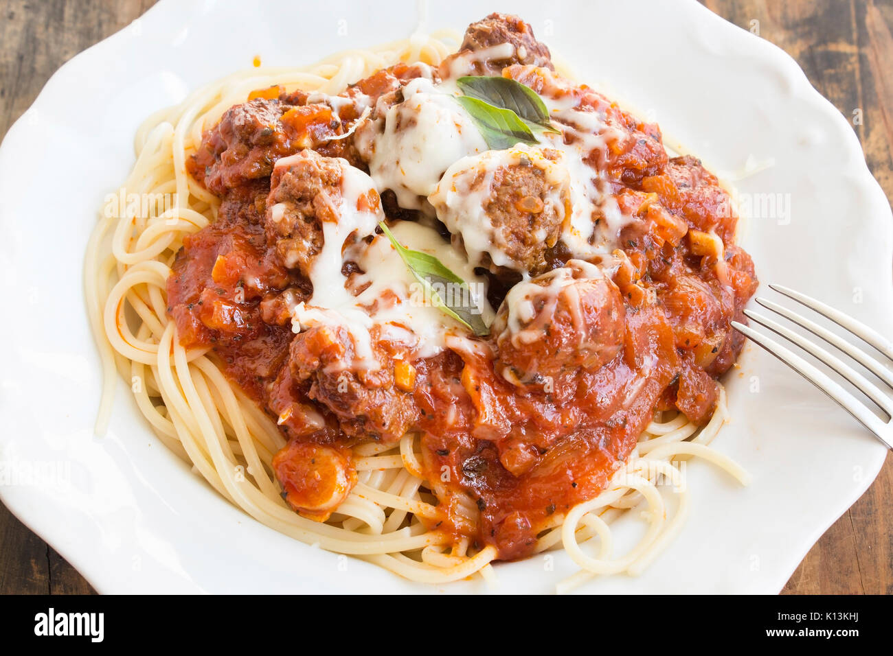 Spaghetti mit Fleischbällchen in Tomatensauce auf einem Teller. Stockfoto