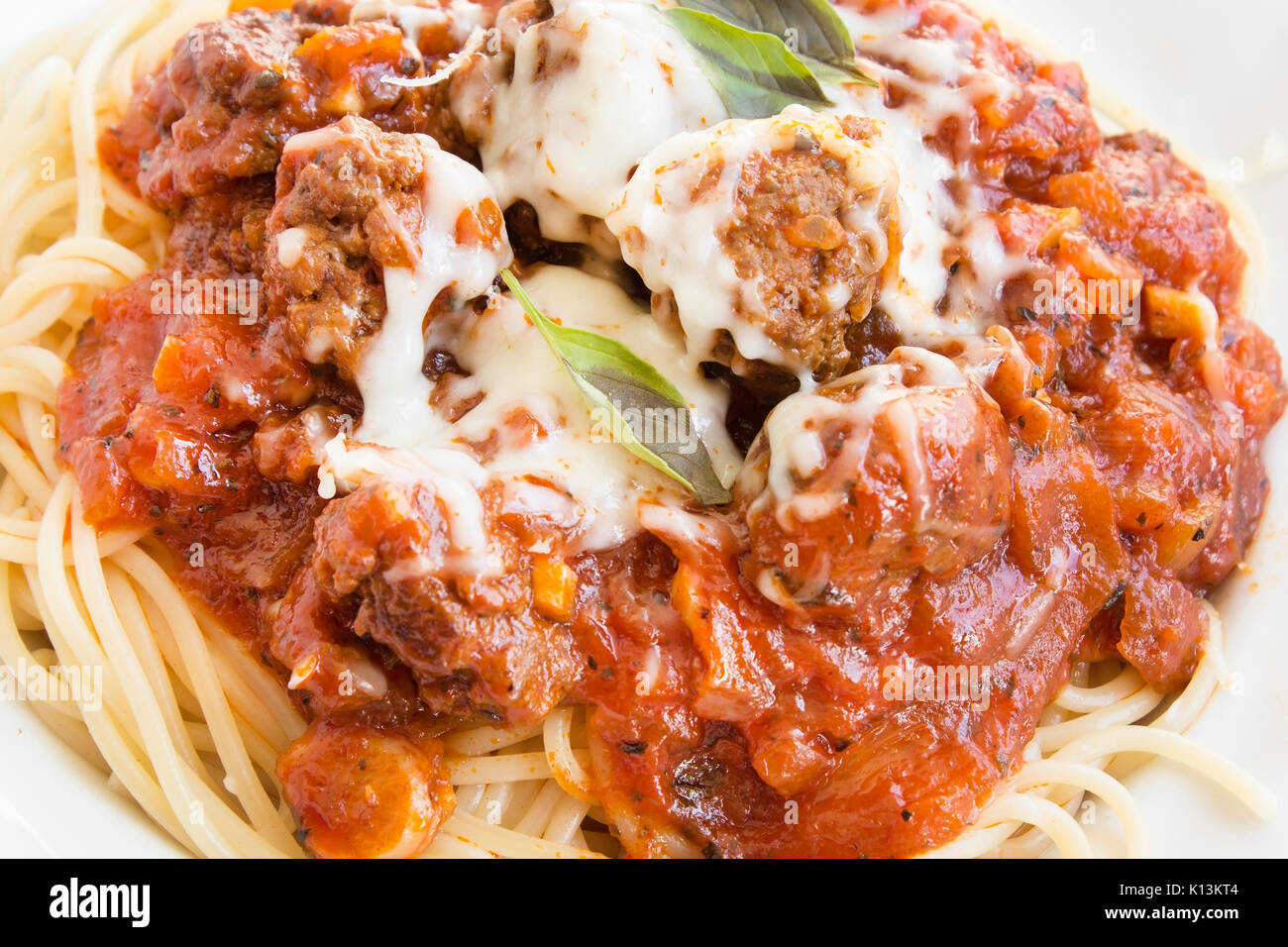 Spaghetti mit Fleischbällchen in Tomatensauce Hautnah. Stockfoto