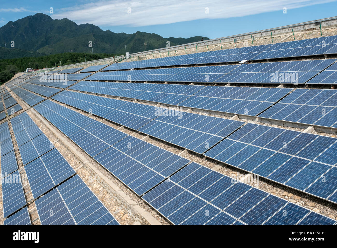 Photovoltaik Solar Panels auf dem Damm von yanqi See in Huairou, Peking, China. 24-Aug-2017 Stockfoto