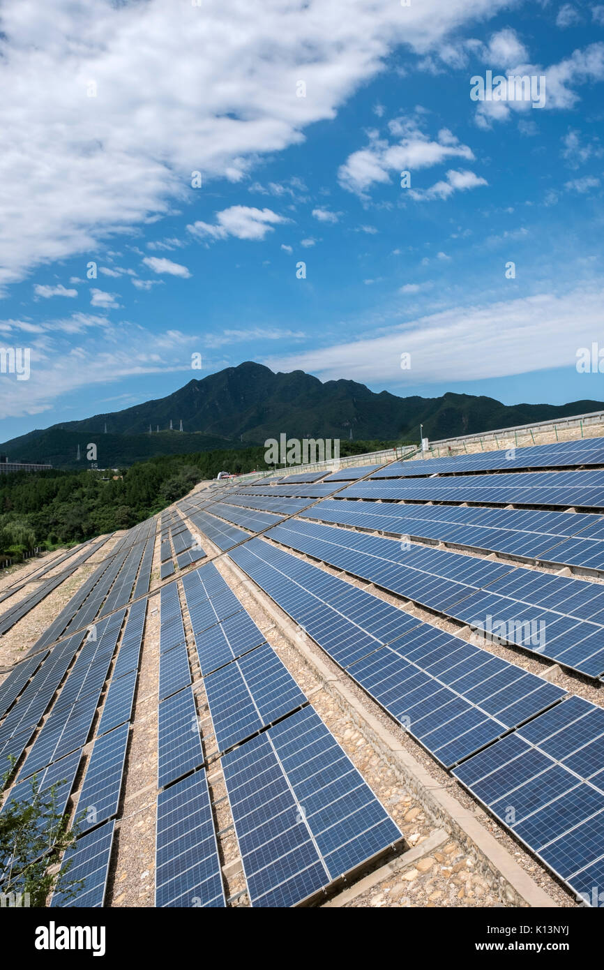 Photovoltaik Solar Panels auf dem Damm von yanqi See in Huairou, Peking, China. 24-Aug-2017 Stockfoto