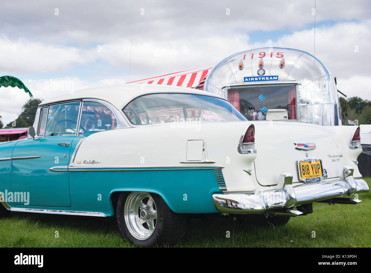 1955 Chevrolet Belair und ein amerikanischer Airstream Wohnwagen auf einen Vintage Retro Festival. Großbritannien Stockfoto
