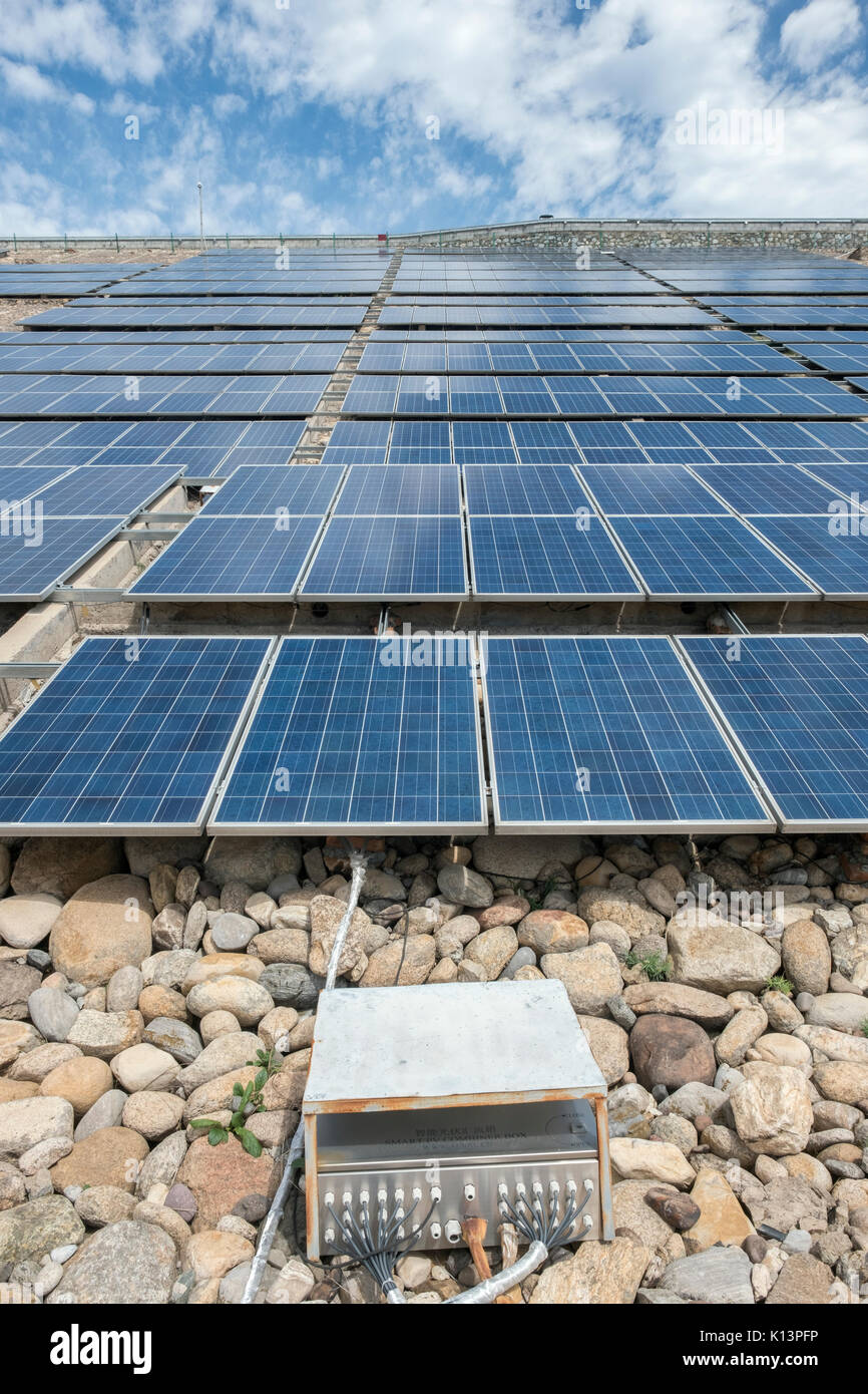 Photovoltaik Solar Panels mit Smart PV-Anschlussbox auf dem Damm von yanqi See in Huairou, Peking, China. 24-Aug-2017 Stockfoto