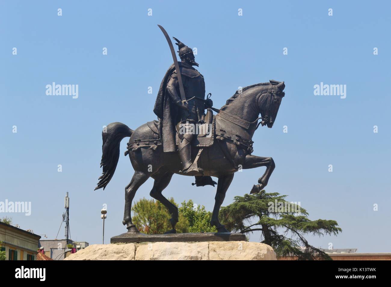 Statue von Gjergj Kastrioti Skanderbeg oder wer gegen das Imperium im 15. Jahrhundert gekämpft. Skanderbeg Square im Zentrum von Tirana, Albanien, Europa. Stockfoto