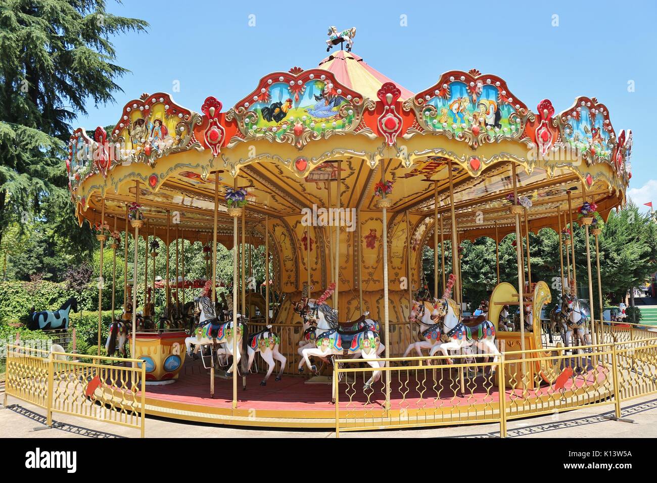 Die Nostalgie Kinder Karussell in einem Fun Park im Zentrum von Tirana, Albanien. Südosteuropa. Stockfoto