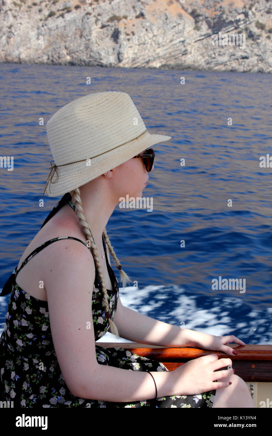 Blick auf die junge Frau auf Boot tragen Sonnenhut Stockfoto