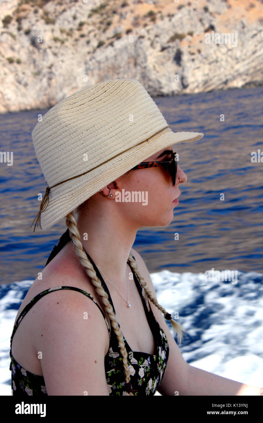 Blick auf die junge Frau auf Boot tragen Sonnenhut Stockfoto