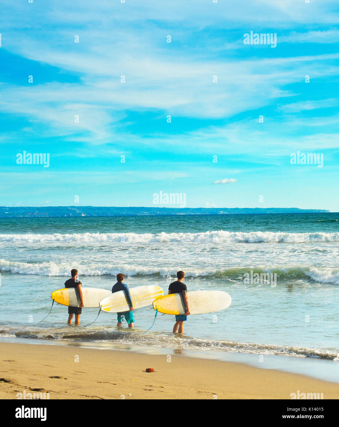 Gruppe der Surfer, surfen Sie auf den Strand zu. Die Insel Bali, Indonesien Stockfoto